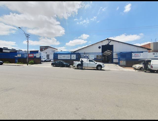 1,750M² WAREHOUSE FOR SALE IN NEW CENTRE